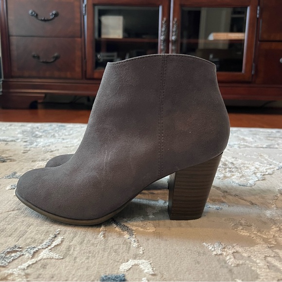 Old Navy Grey Suede Heel Bootie (W8) - Picture 1 of 8
